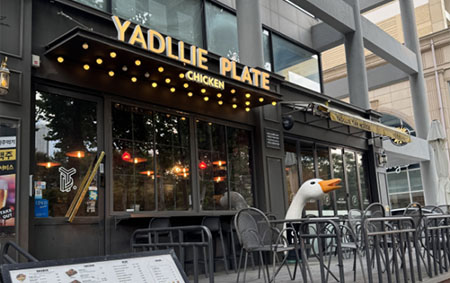 석촌호수의 가을, 야들리애치킨 향기에 물들다 … 데이트 명소로 떠오른 ‘야들리애 석촌호수점